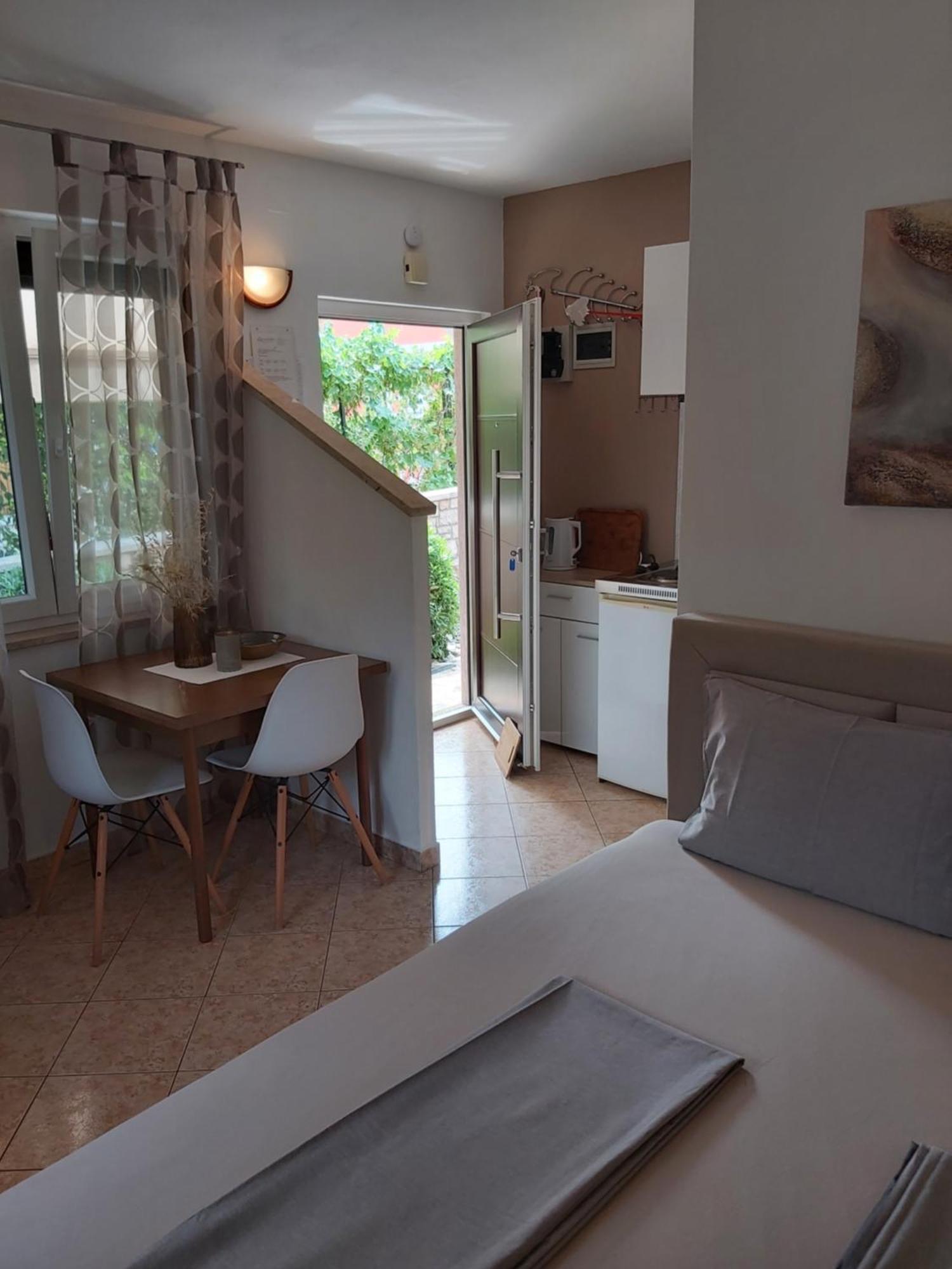 Ferienwohnung Mit 2 Schlafzimmer Oder Studio Apartment - Istrien-Fiorini Brtonigla Szoba fotó